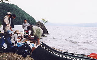 湖畔で焼きソバ